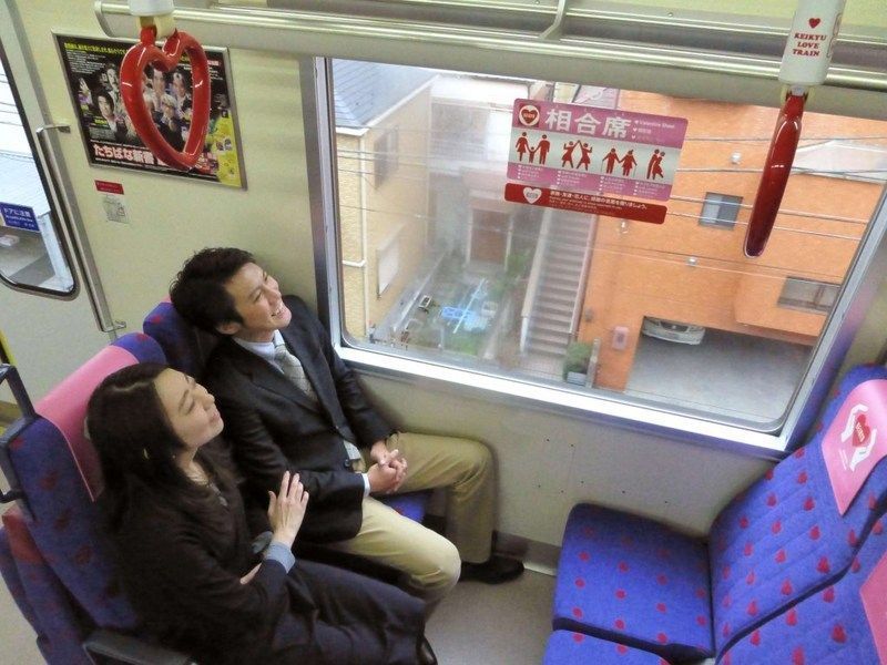 Japón: el Tren del Amor de Tokio, de la línea Keilyu Main Line (京急本線) que circula entre las estaciones de Shinagawa (品川駅) y Uraga (浦賀駅)