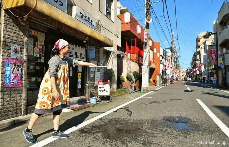 La tradición japonesa del "uchimizu" (打ち水) o remojar las calles con agua en verano