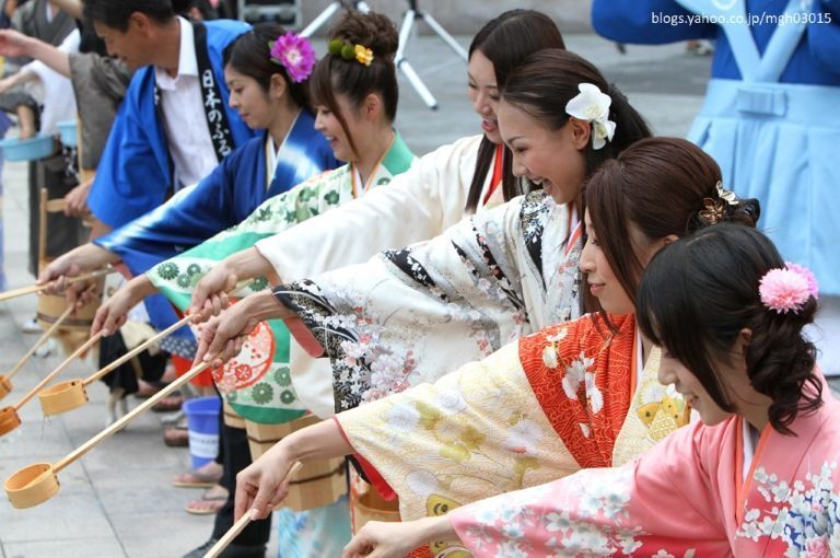 La tradición japonesa del "uchimizu" (打ち水) o remojar las calles con agua en verano