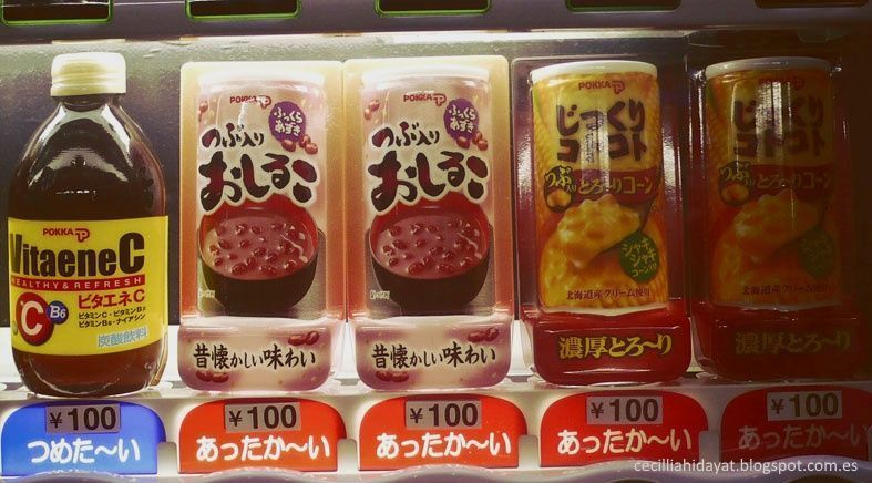Latas con sopa caliente de anko y de maíz en máquina expendedora de Japón