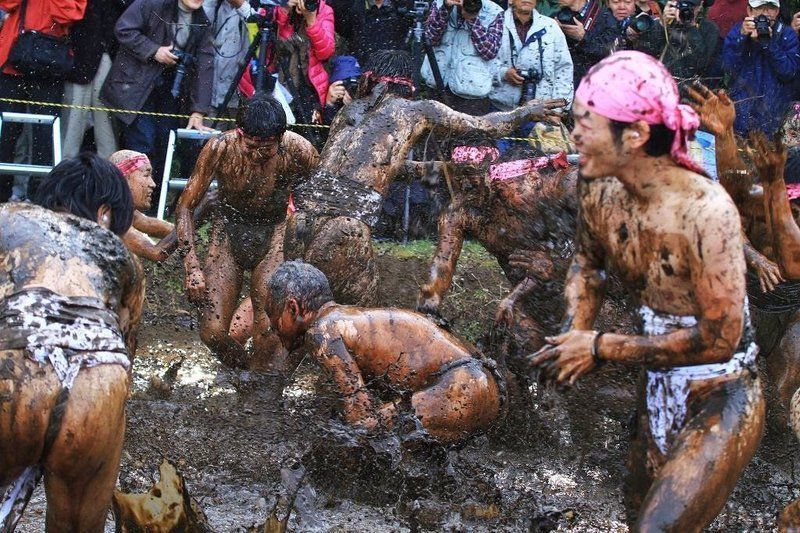 Festivales de Japón: el Warabi Hadaka Matsuri (和良比はだか祭り) o Doronko Matsuri (Festival del Barro), un extravagante festival de desnudos celebrado cada 25 de febrero en la ciudad de Yotsukaidō (四街道市), en la prefectura de Chiba.