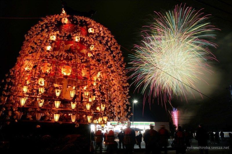 Linternas encendidas en las carrozas del espectacular festival Yamada No Harumatsuri (山田の春祭り) en Chichibu (Saitama)