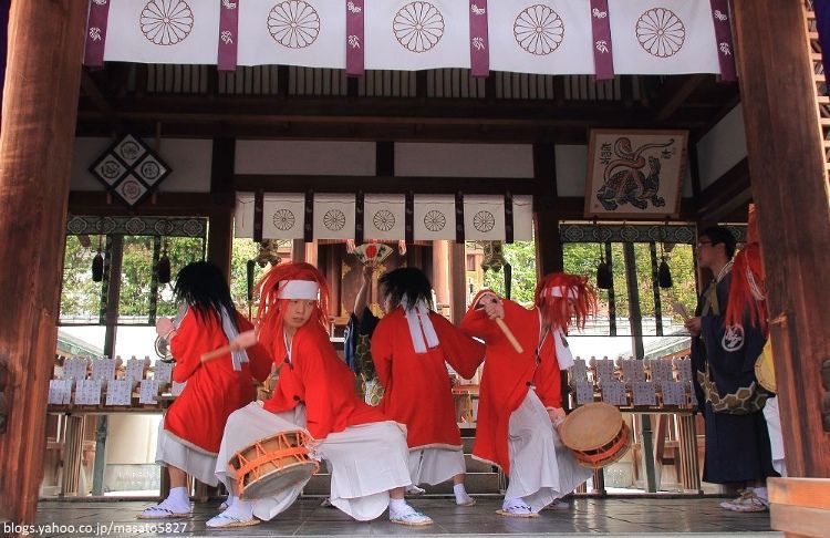Bailes durante el festival Yasurai Matsuri (やすらい祭) del santuario Imamiya de Kioto