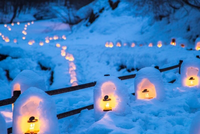 Festivales de Japón: el Festival de las Kamakura de Nieve (横手の雪祭り, Yokote No Yuki Matsuri) con iglús iluminados