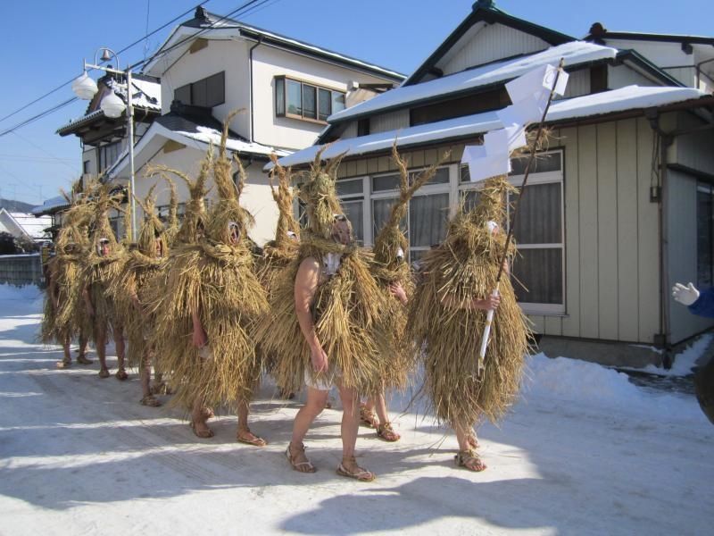 Festivales de Japón: hombres de paja en el Yonekawa No Mizukaburi (米川の水かぶり) o "Festival del Remojón", en la prefectura de Miyagi