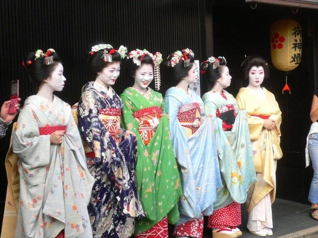 Desfiles de geishas y maikos durante el Zuiki Matsuri (瑞饋祭 o ずいき祭) o Festival Zuiki de Kioto