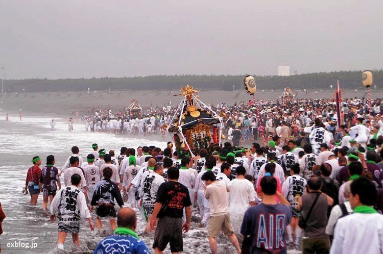 Festivales de Japón: el festival Hamaori Sai de Chigasaki (Kanagawa) se celebra el Día del Mar con un antiguo ritual de purificación de altares sintoistas en el océano.