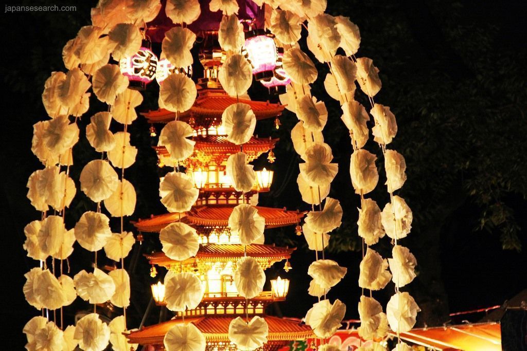 Festivales de Japón: Oeshiki, un festival nocturno de otoño celebrado en octubre en el templo Ikegami Honmonji de Ota, uno de los 23 barrios de Tokio.