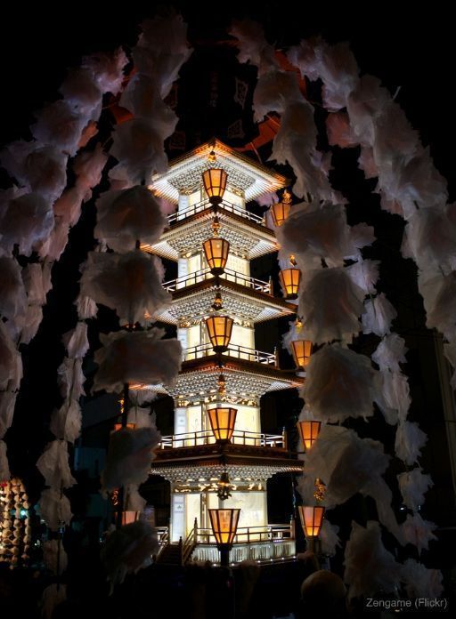 Festivales de Japón: Oeshiki, un festival nocturno de otoño celebrado en octubre en el templo Ikegami Honmonji de Ota, uno de los 23 barrios de Tokio.