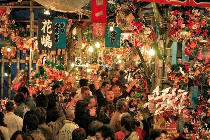 Festivales de Japón: Tori No Ichi (酉の市) o Feria del Gallo, celebrada los días del gallo de noviembre en numerosos templos y santuarios de Japón. El más famoso lugar es un santuario de Asakusa (Tokio)