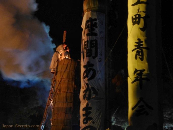 Festival Taimatsu Akashi: persona prendiendo fuego a un Taimatsu 