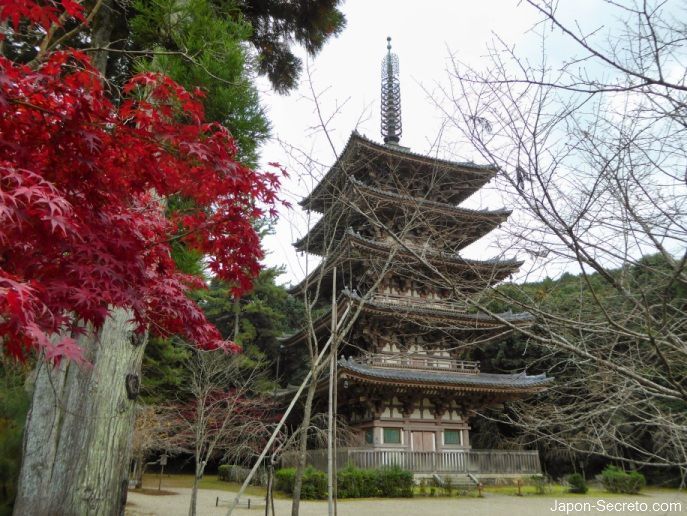 Pagoda del templo Daigoji (Kioto) en otoño