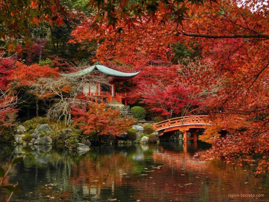 Bentendo, estanque y puente en otoño. Templo Daigoji