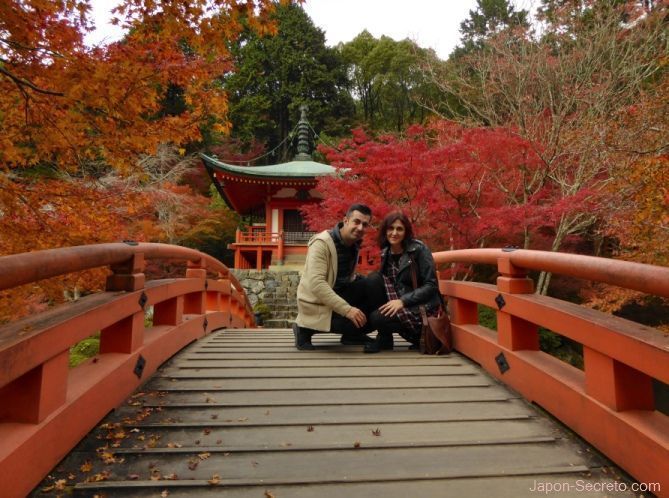 En el puente hacia Bentendo en otoño. Templo Daigoji (Kioto)