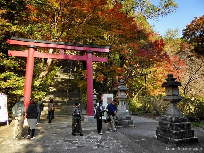Puerta torii de entrada al santuario Tanzan ("Tanzanjinja", 談山神社) en Sakurai (prefectura de Nara) 