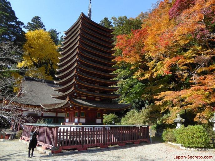 La impresionante pagoda de 13 pisos del santuario Tanzan (談山神社) en Sakurai (prefectura de Nara). Única en Japón