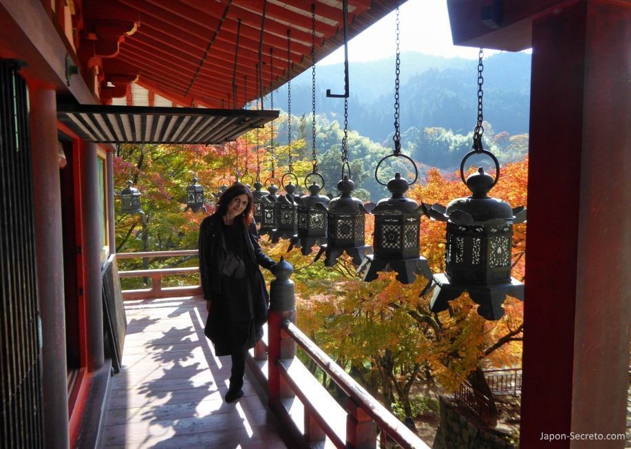 Balcón de los faroles de bronce del santuario Tanzan (談山神社) en Sakurai (prefectura de Nara)