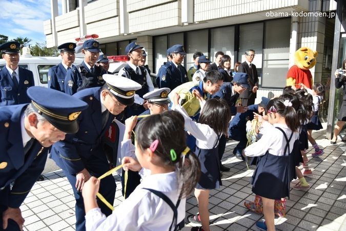 Ritual de agradecimiento al esfuerzo de los policías en Japón durante el Día del Agradecimiento por el Trabajo (勤労感謝の日, "Kinrō Kansha No Hi").