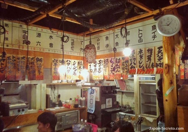 Omoide Yokocho (思い出横丁), unos fascinantes callejones para descubrir en el corazón del populoso barrio de Shinjuku (Tokio, Japón). Interior de uno de los restaurantes. Menús escritos por las paredes