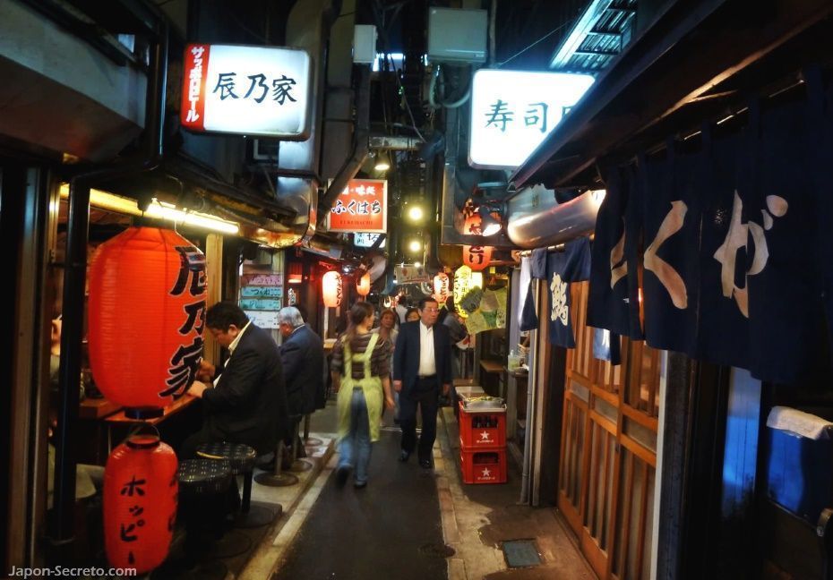 Omoide Yokocho (思い出横丁), fascinantes callejones en el corazón del populoso barrio de Shinjuku (Tokio, Japón).