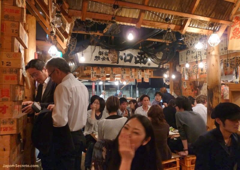 Omoide Yokocho (思い出横丁), unos fascinantes callejones para descubrir en el corazón del populoso barrio de Shinjuku (Tokio, Japón). Interior de uno de los restaurantes.