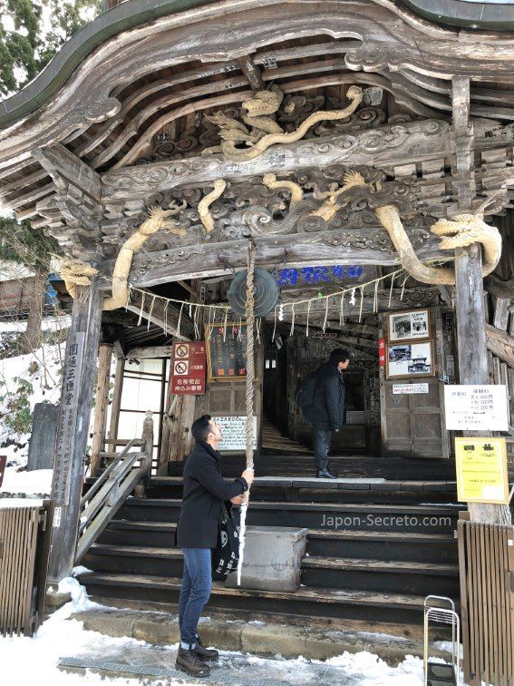 Tocando la campana a la entrada de la Pagoda Sazaedo. Aizu Wakamatsu (Tohoku)