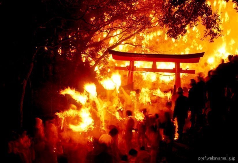 Festivales de Japón: Otō Matsuri (お燈まつり) o festival de las linternas es un impresionante festival de fuego que se celebra cada año en febrero en el famoso santuario Kamikura de Shingu, una población situada en la ruta de peregrinación Kumano Kodo.