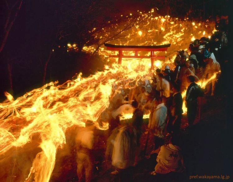 Festivales de Japón: Otō Matsuri (御燈まつり) o festival de las linternas es un impresionante festival de fuego que se celebra cada año en febrero en el famoso santuario Kamikura de Shingu, una población situada en la ruta de peregrinación Kumano Kodo.