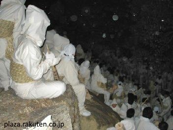 Noboriko preparados en la cima del monte. Festival Otō Matsuri (お燈まつり) o festival de las linterna. Santuario Kamikura de Shingu, una población situada en la ruta de peregrinación Kumano Kodo.