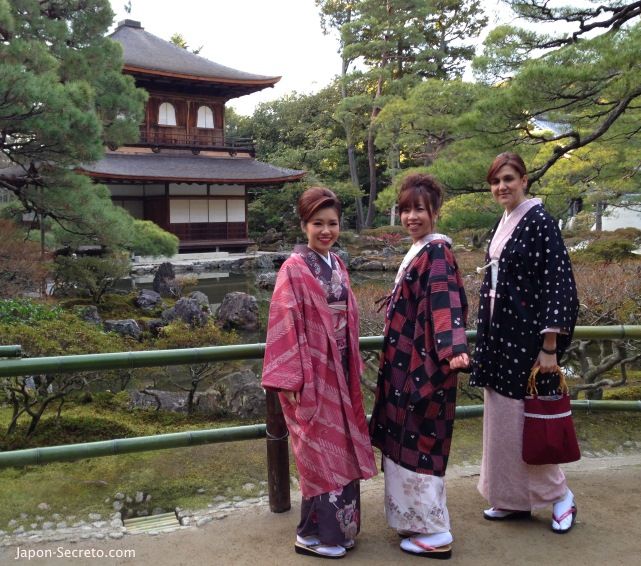 Paseando en kimono por el pabellón de plata (Ginkakuji)