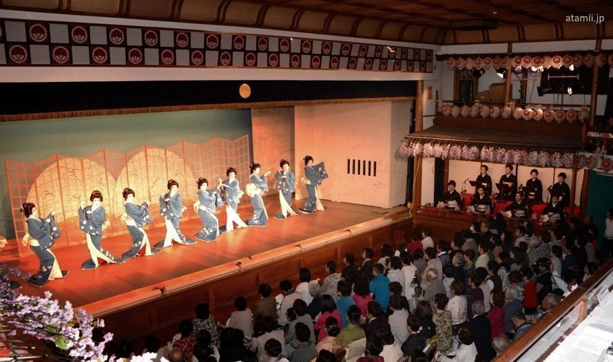 Festivales de Japón: festival de geishas Atami Odori. Teatro Atami Geigikenban Kaburenjō