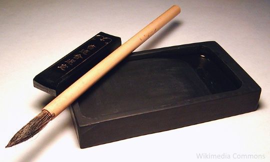 Instrumental para caligrafía japonesa: pincel (fude), tintero (suzuri) y barrita de tinta (sumi)