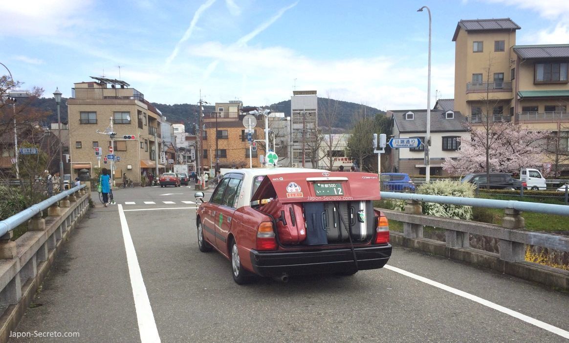 Viajar por Japón sin maletas: taxi lleno de maletas