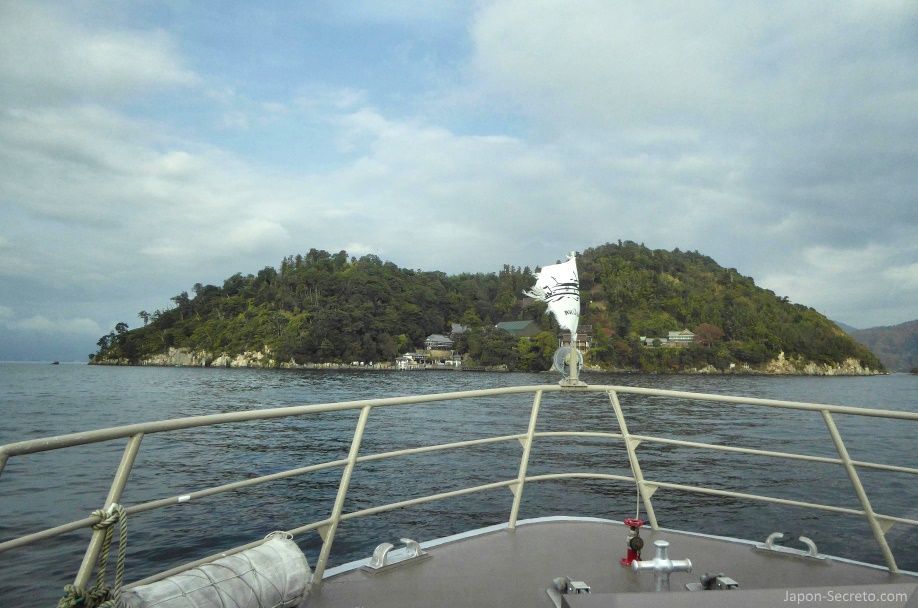 Viaje en barco a la isla de Chikubu (Chikubushima), en el lago Biwa, desde la ciudad de Nagahama. 