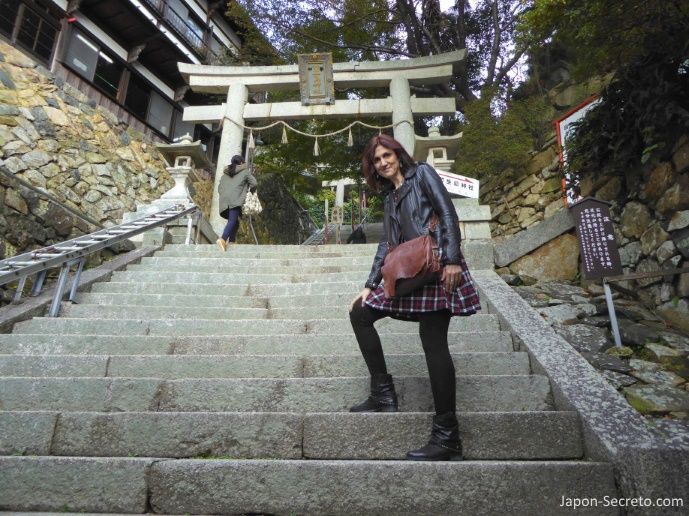 Excursiones desde Kioto: viaje a la isla de Chikubu (Chikubushima), en el lago Biwa. Subiendo los 165 escalones de piedra que conducen al templo de Hōgon-ji