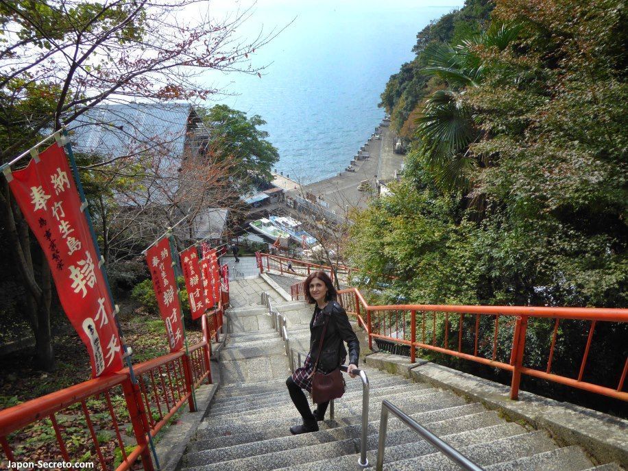 Excursiones desde Kioto: descubriendo la isla de Chikubu, en el lago Biwa. Escaleras y más escaleras. Vistas del puerto de Chikubushima