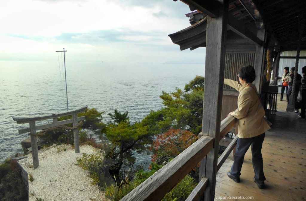 Ritual Kawarake Nage (土器投げ) en el santuario Tsukubusuma de la isla Chikubu (Chikubushima), en el lago Biwa, muy cerca de Kioto