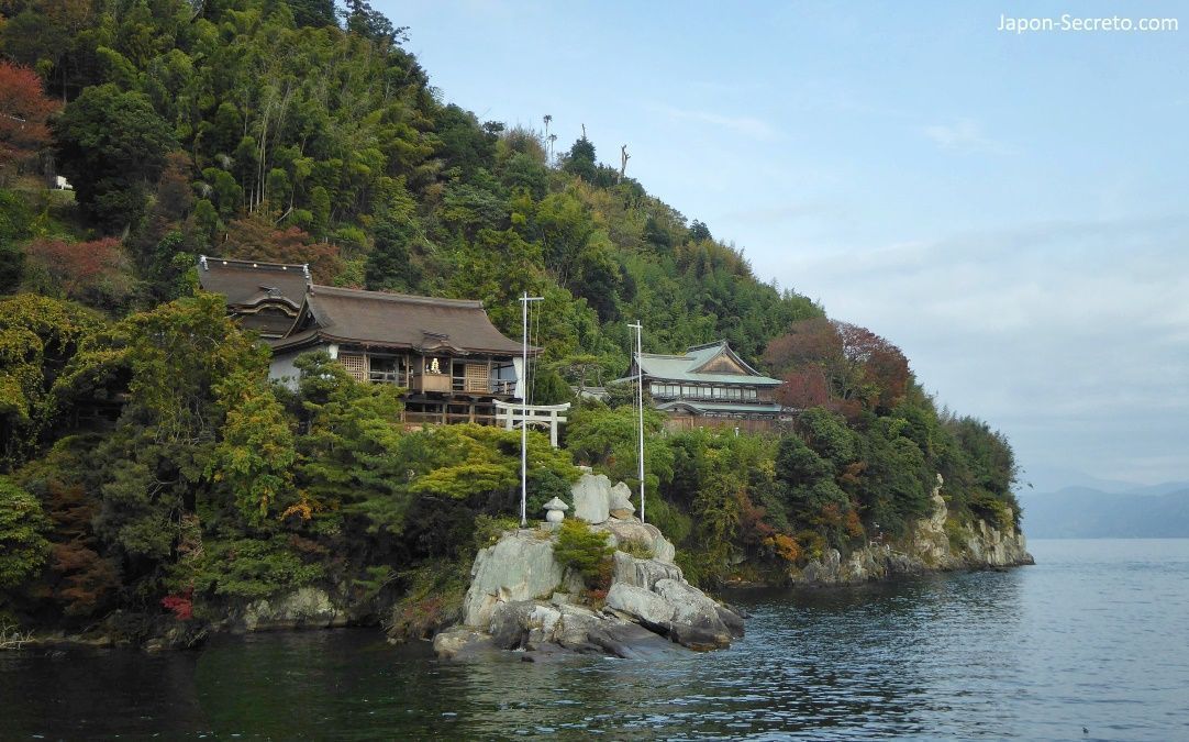 La oculta isla de Chikubu (Chikubushima) en el lago Biwa, muy cerca de Kioto.