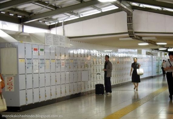 Viajar sin equipaje por Japón: Hilera de taquillas en una estación
