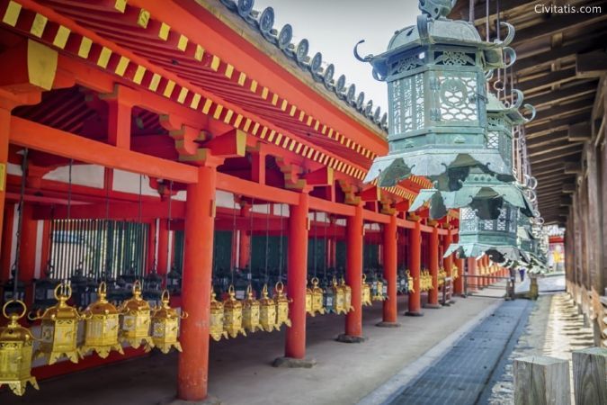 Viajar a Japón: excursión a Nara desde Osaka con guía en español. Foto del santuario Kasuga Taisha y sus 3.000 faroles
