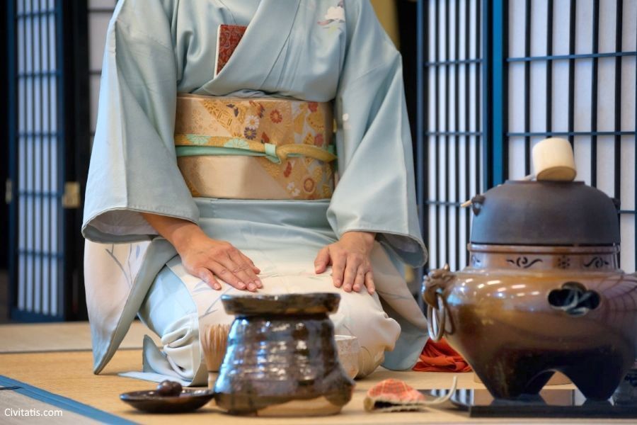 Ceremonia de té tradicional por una maiko en Kioto