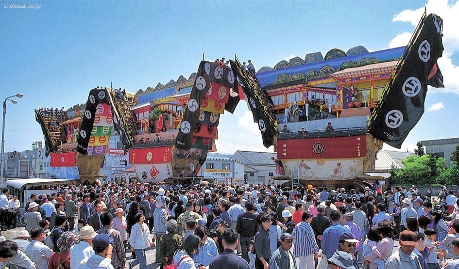 Festivales de Japón: el Seihakusai es un festival celebrado en mayo en Nanao, una pequeña localidad de la prefectura de Ishikawa. Se caracteriza por sus enormes carrozas "Dekayama", las más grandes de Japón, con hasta 20 toneladas de peso y 12 metros de altura.