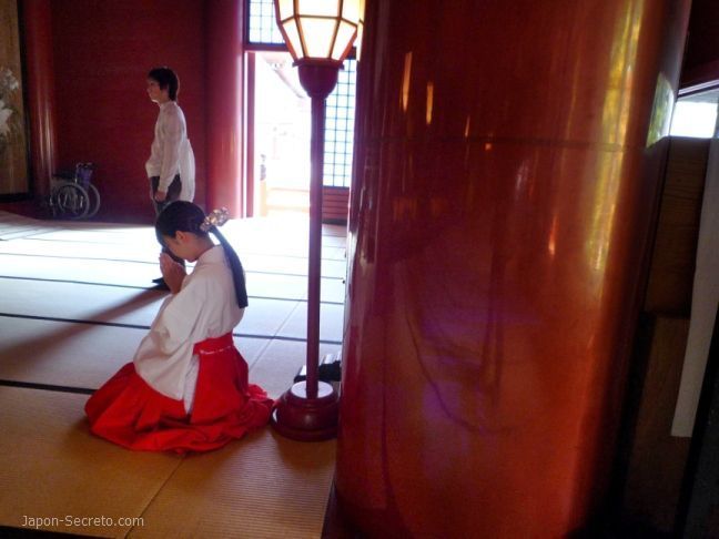 Mentalidad japonesa: el sincretismo. Dewa Sanzan: monte Haguro. Santuario Gosaiden. Miko rezando