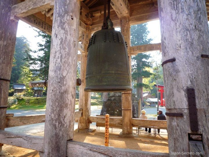 Dewa Sanzan: monte Haguro. Santuario Gosaiden. Campana gigante