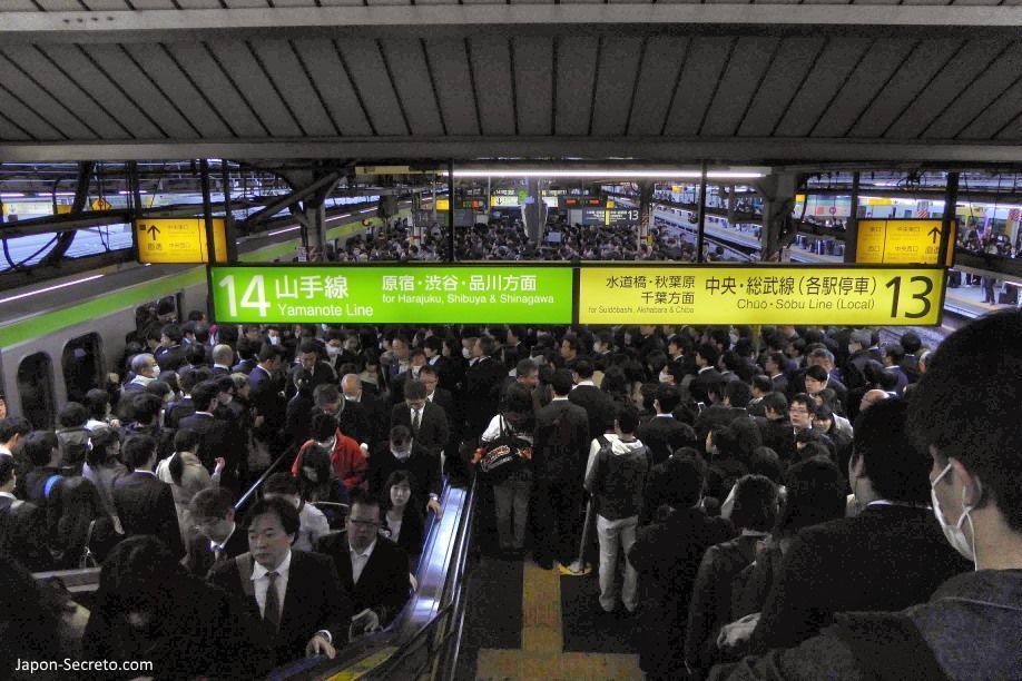 Estación de Shinjuku (Tokio) abarrotada de gente a la hora de ir a trabajar