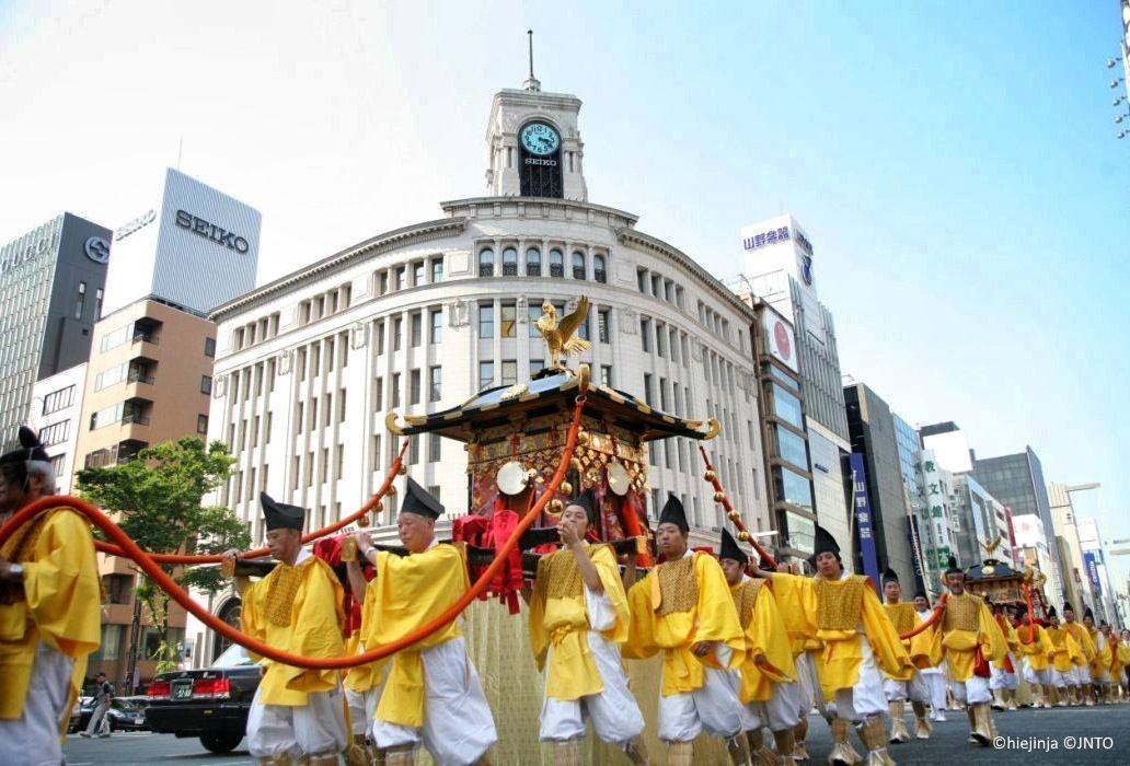 Festivales de Japón: el Sanno Matsuri, celebrado en Tokio a mediados de junio solo durante los años pares. Procesión pasando por el barrio de Ginza