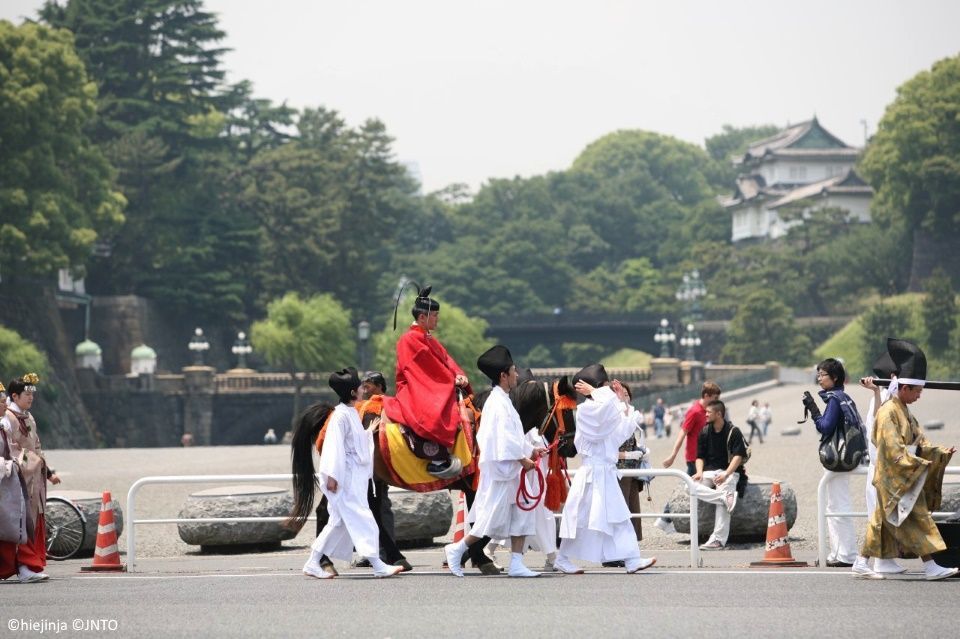 Festivales de Japón: el Sanno Matsuri, celebrado en Tokio a mediados de junio solo durante los años pares. Procesión Jinkosai pasando por el Palacio Imperial