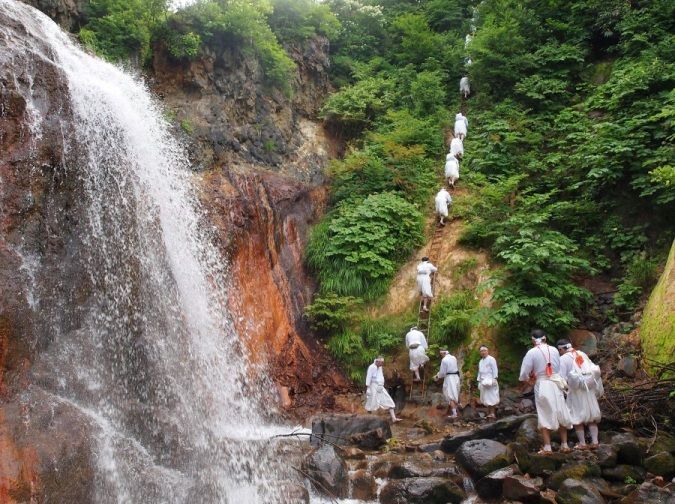 Ruta Dewa Sanzan: monte Yudono o Yudonosan. Monjes ascetas Yamabushi en peregrinación.