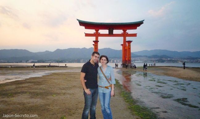 Isla de Miyajima (bahía de Hiroshima). Vista del famoso torii del santuario Itsukushima con la marea baja