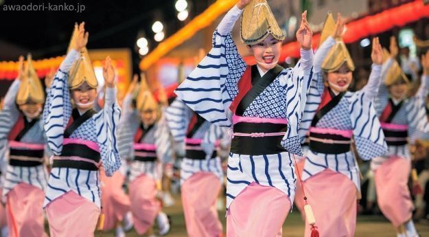 Festivales de Japón: el Awa Odori (阿波おどり) o Festival de la Danza Awa, celebrado del 12 al 15 de agosto en la ciudad de Tokushima (Shikoku).